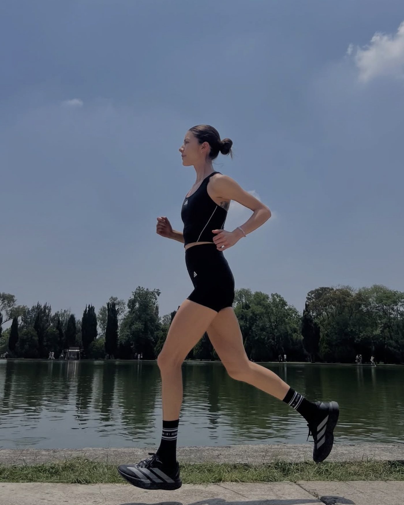 Valeria Rojo corriendo junto al lago de Chapultepec