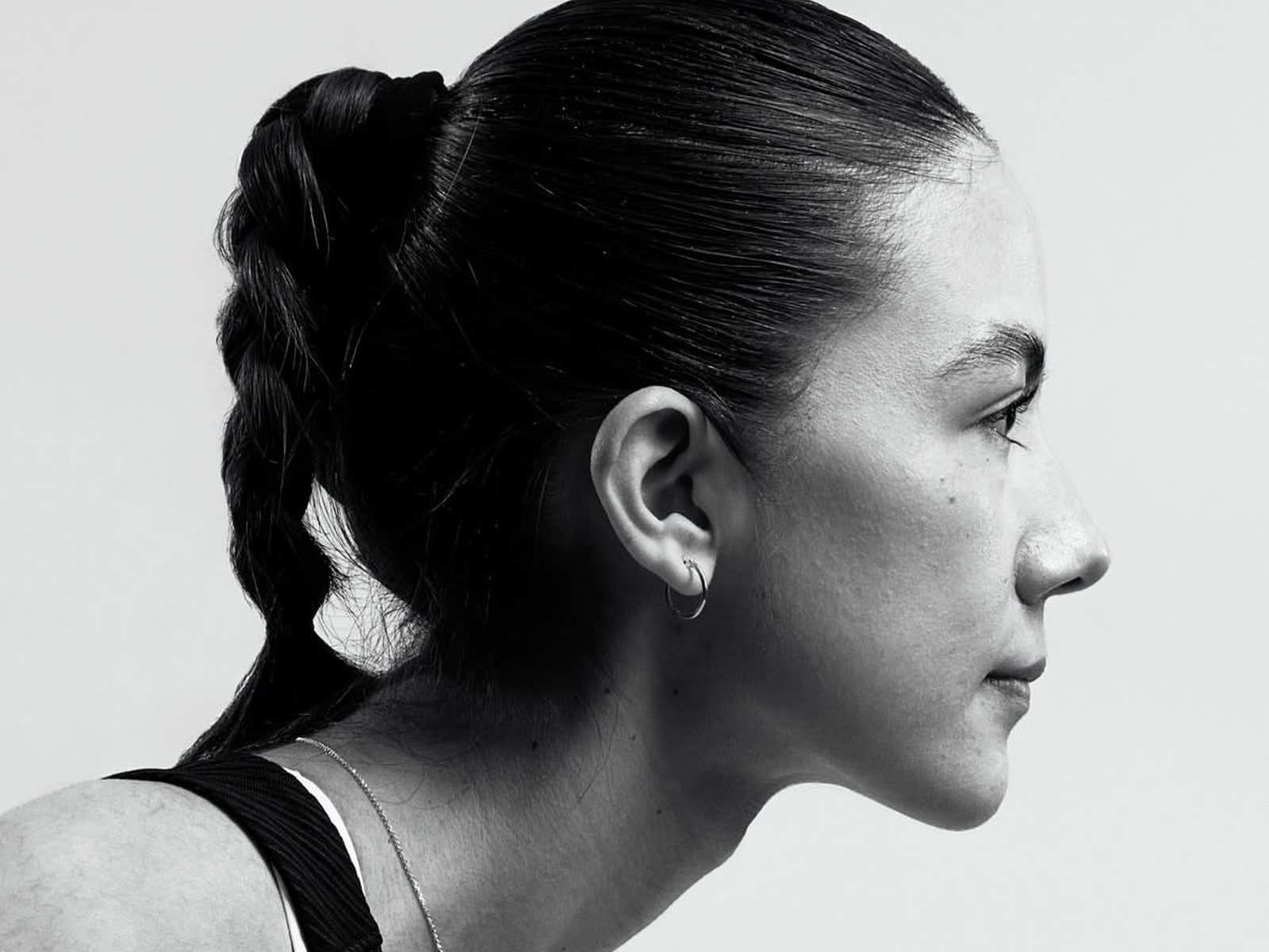 Valeria Rojo de perfil, retrato cerrado en blanco y negro