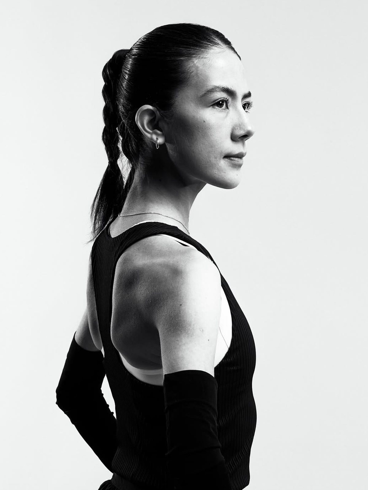 Valeria Rojo, retrato de perfil en blanco y negro
